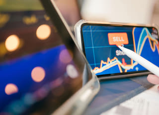 Trader på flere markeder analyserer Bitcoin, Ethereum og valutaopsjoner